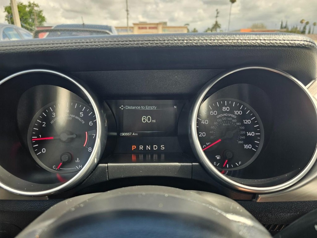 Ford Mustang Vehicle Full-screen Gallery Image 21