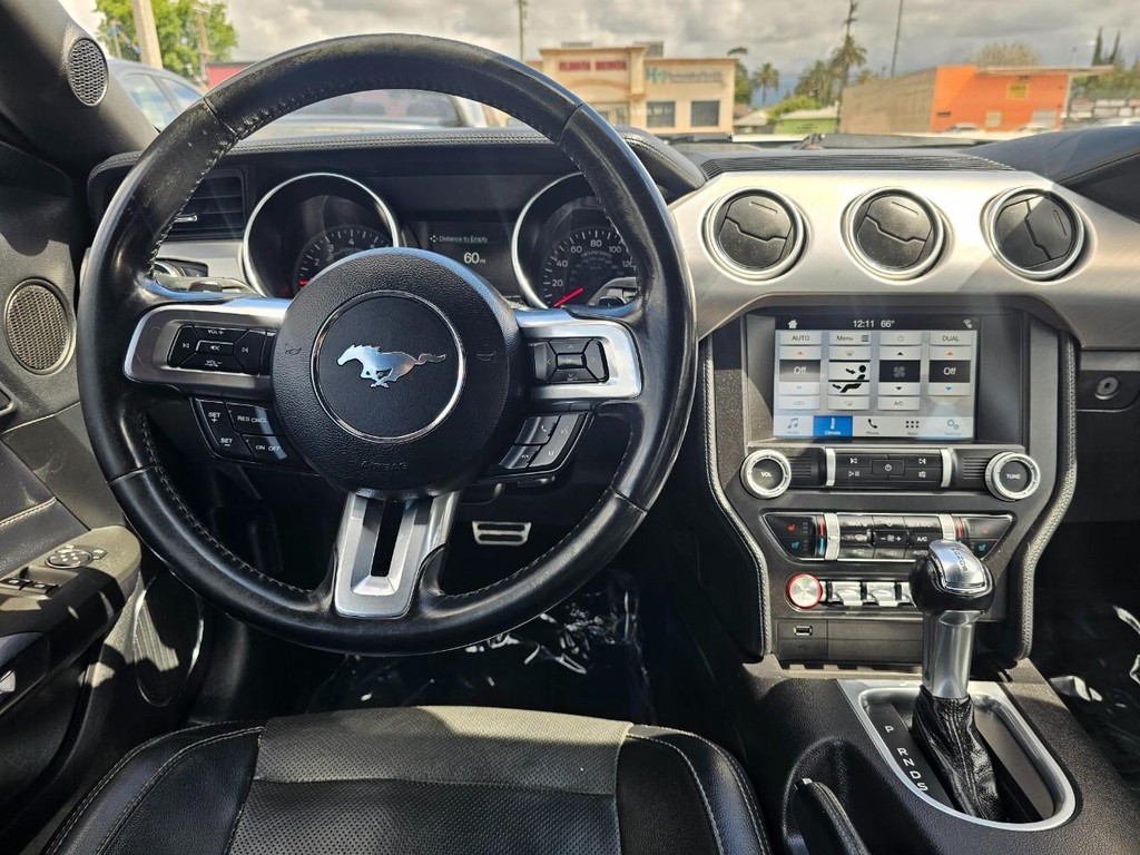 Ford Mustang Vehicle Full-screen Gallery Image 26