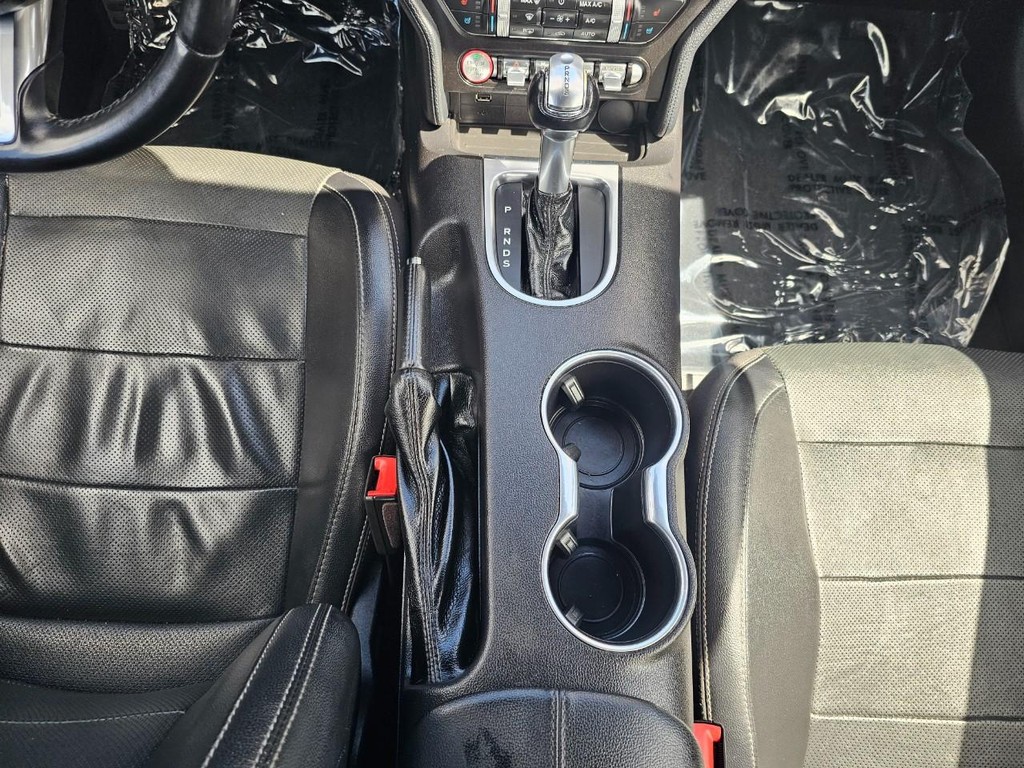 Ford Mustang Vehicle Full-screen Gallery Image 30