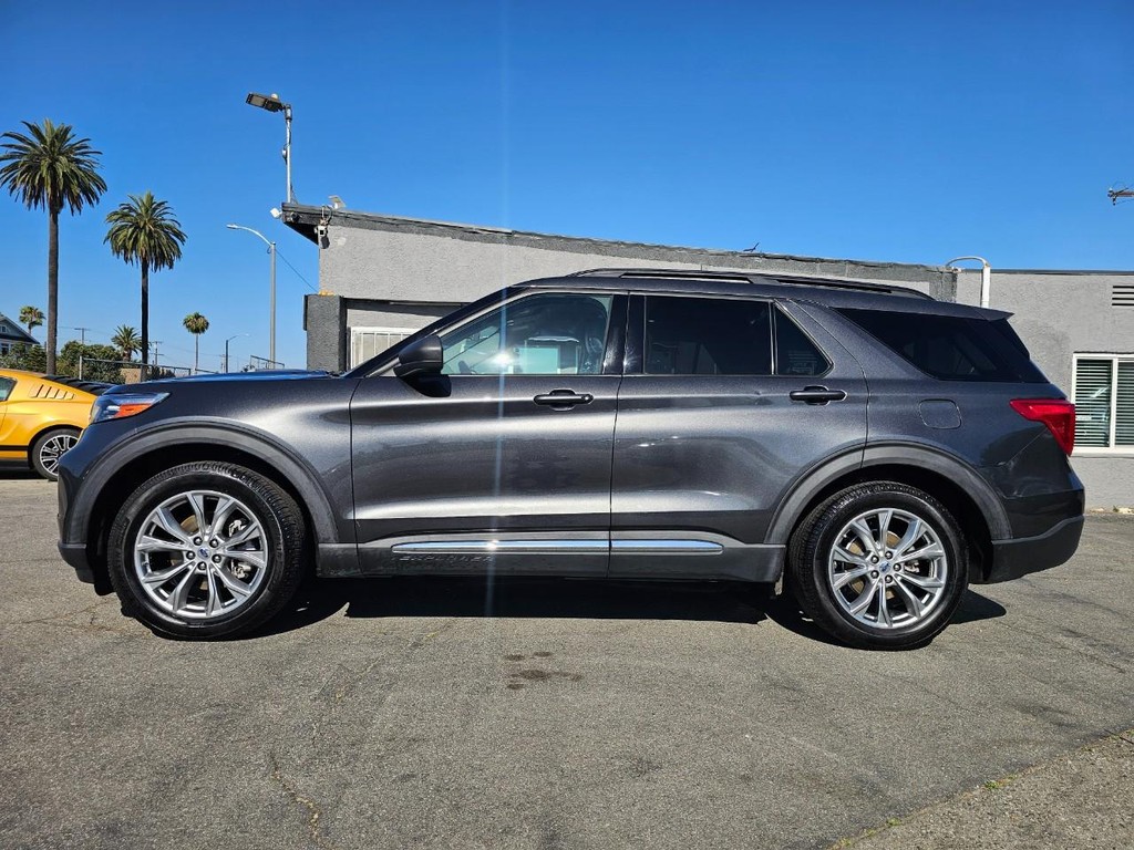 Ford Explorer Vehicle Full-screen Gallery Image 3