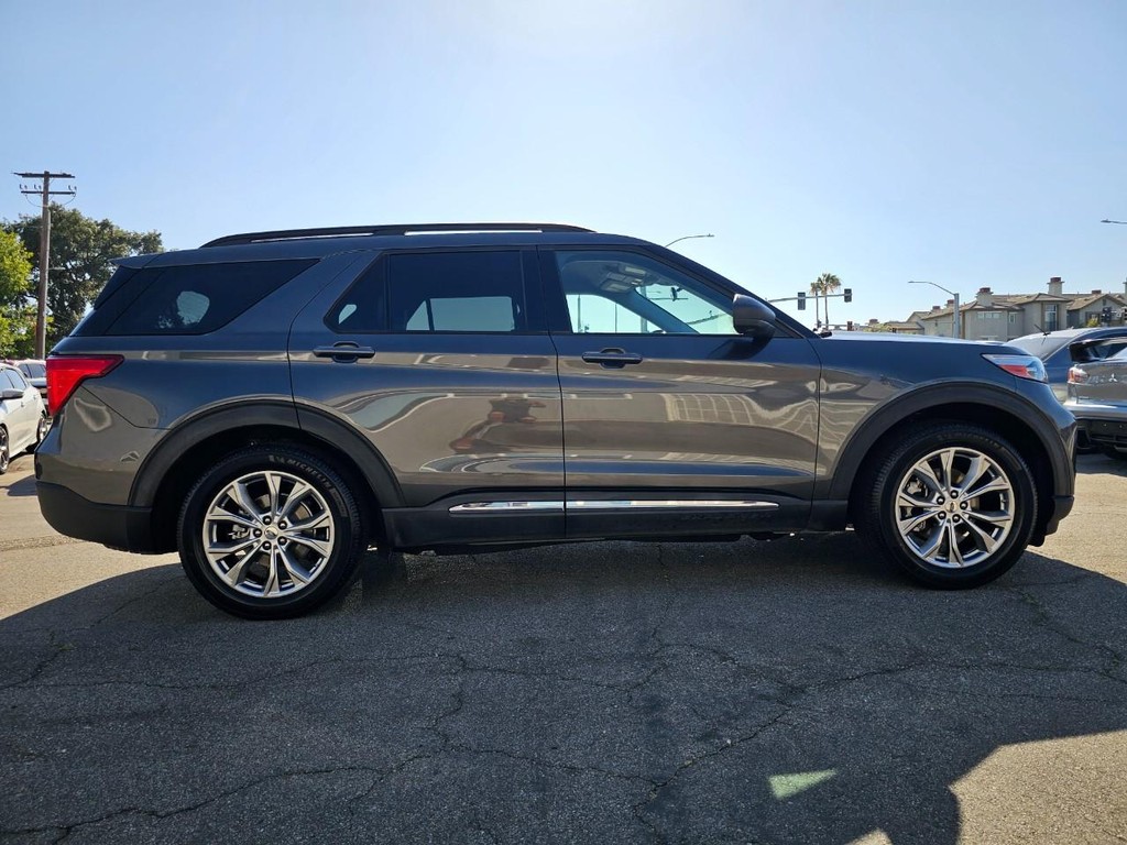 Ford Explorer Vehicle Full-screen Gallery Image 7