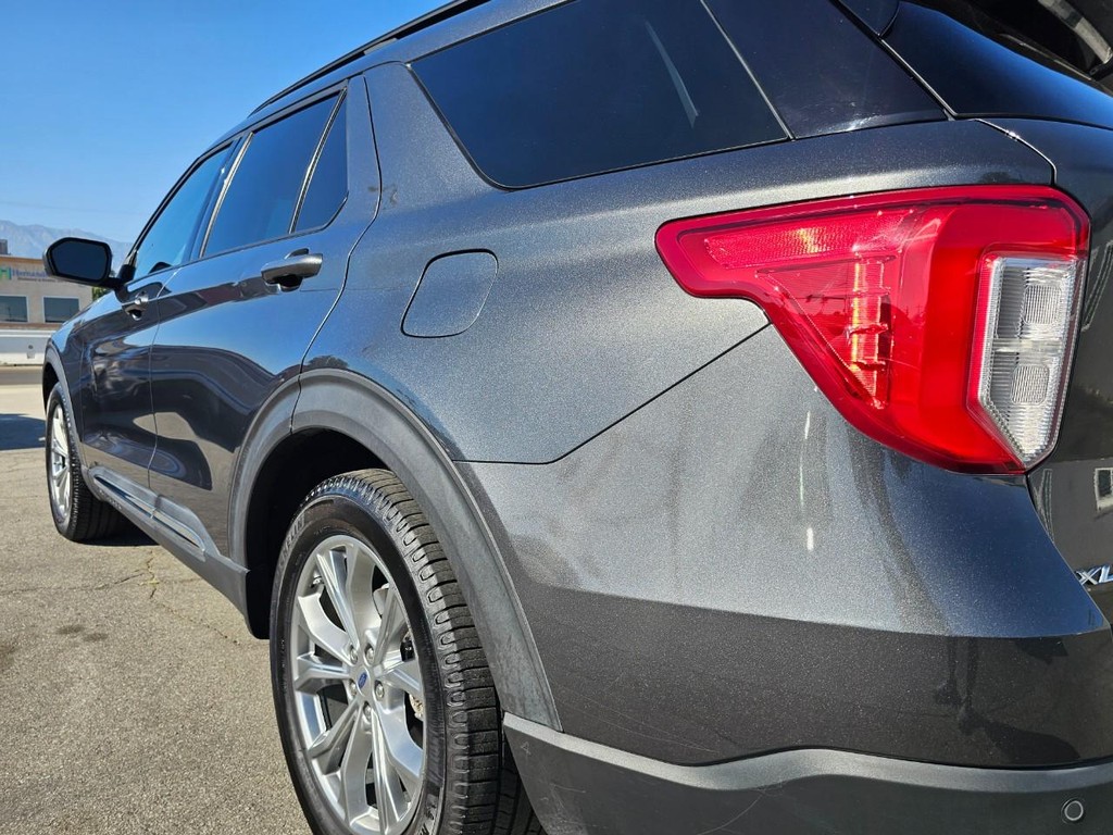 Ford Explorer Vehicle Full-screen Gallery Image 12