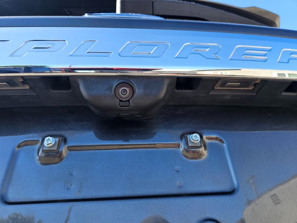 Ford Explorer Vehicle Full-screen Gallery Image 14