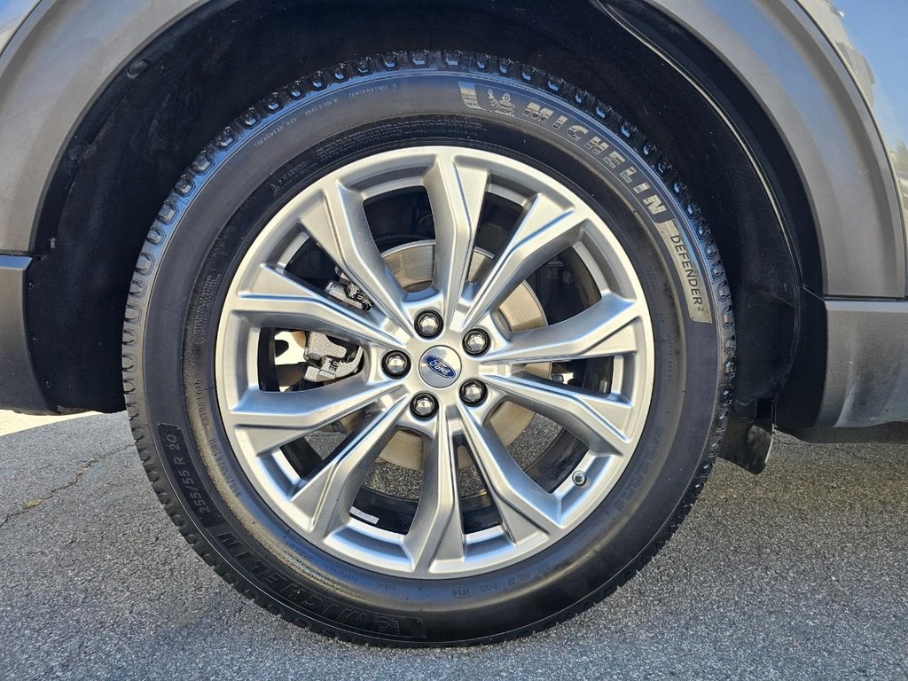 Ford Explorer Vehicle Full-screen Gallery Image 16