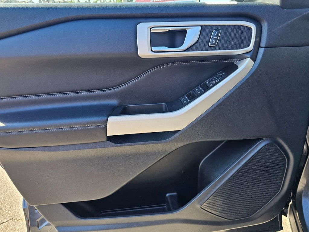 Ford Explorer Vehicle Full-screen Gallery Image 17