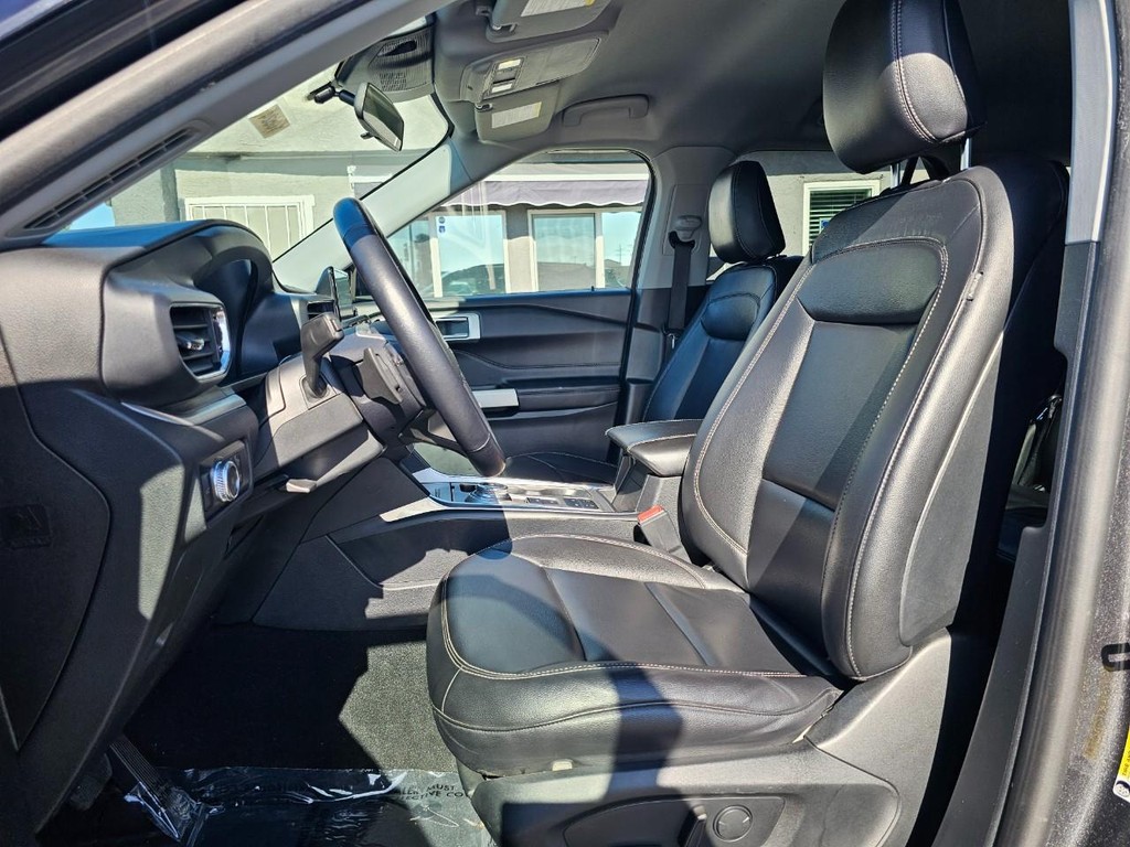 Ford Explorer Vehicle Full-screen Gallery Image 18