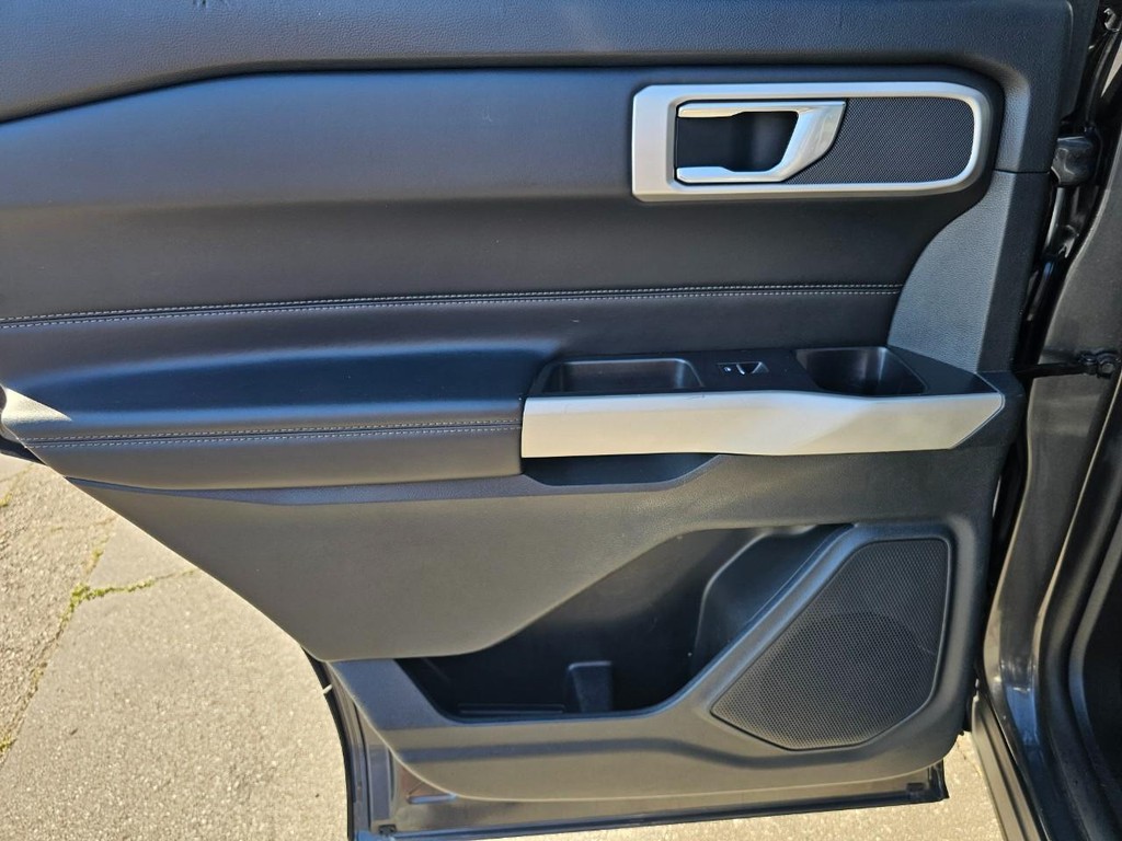 Ford Explorer Vehicle Full-screen Gallery Image 25