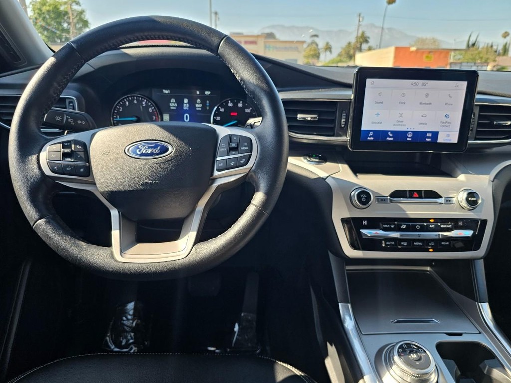 Ford Explorer Vehicle Full-screen Gallery Image 30