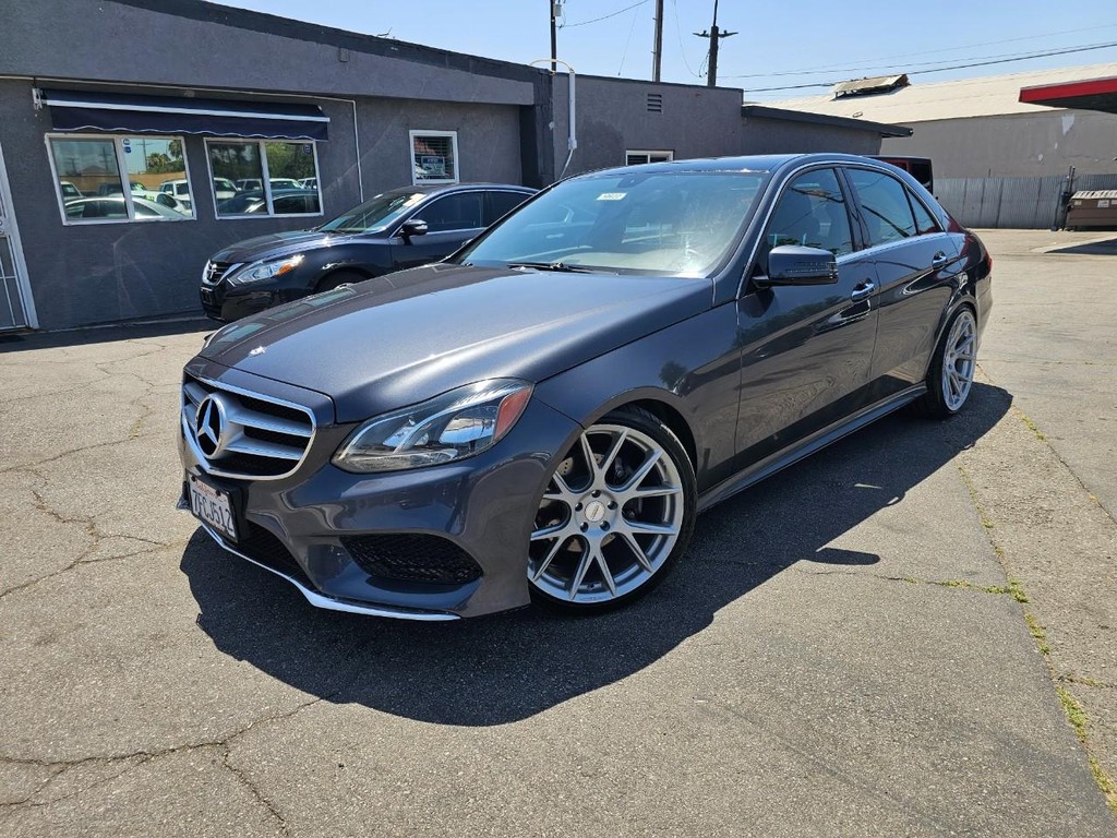 Mercedes-Benz E-Class Vehicle Full-screen Gallery Image 2