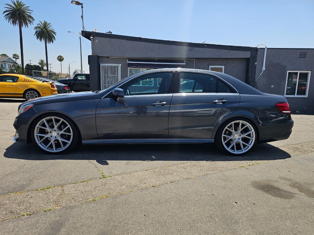 Mercedes-Benz E-Class Vehicle Full-screen Gallery Image 3
