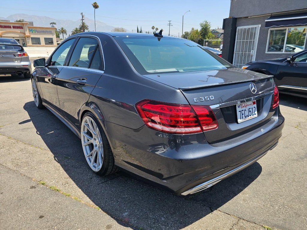 Mercedes-Benz E-Class Vehicle Full-screen Gallery Image 4