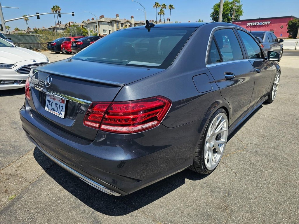 Mercedes-Benz E-Class Vehicle Full-screen Gallery Image 6