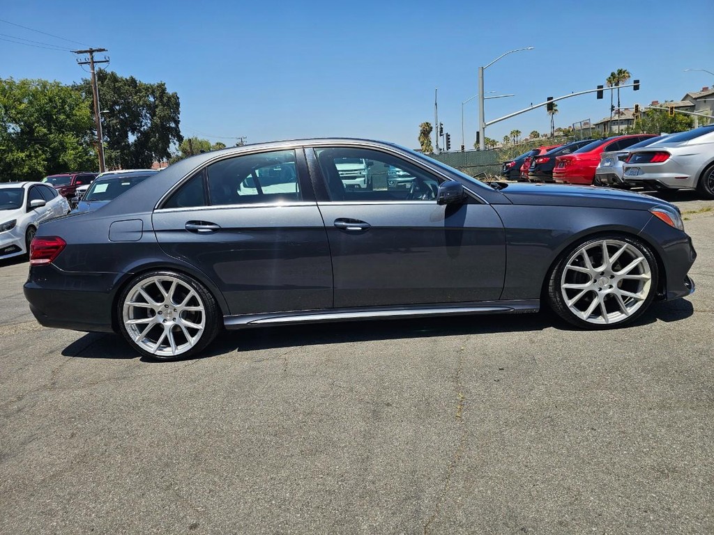 Mercedes-Benz E-Class Vehicle Full-screen Gallery Image 7