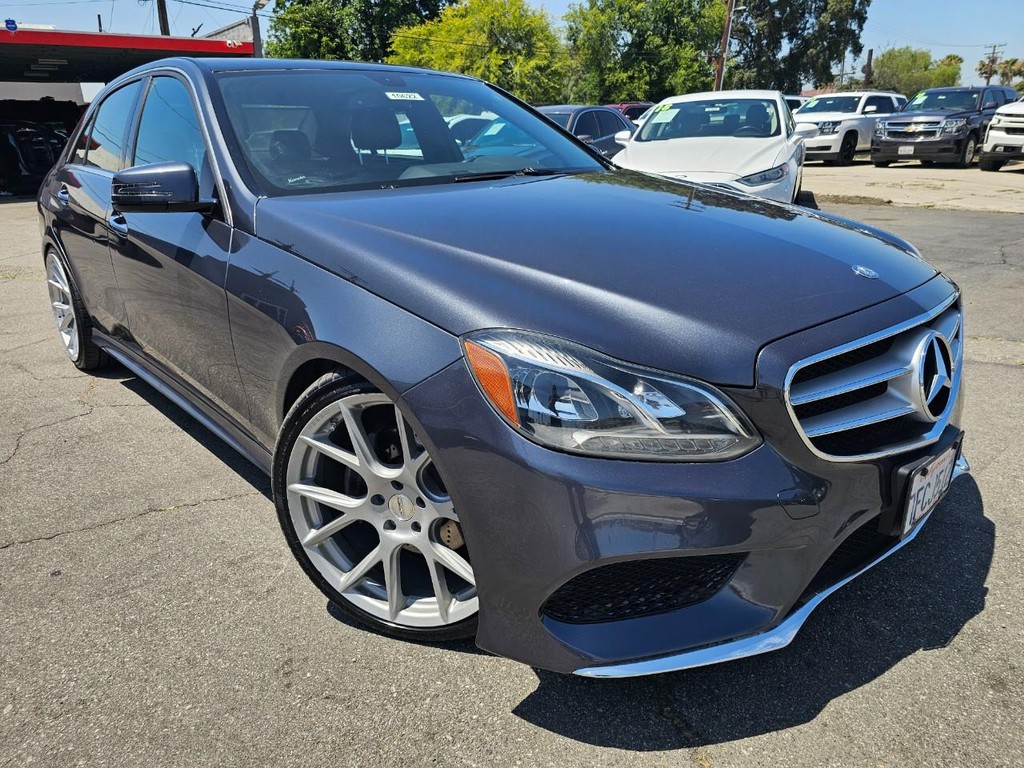 Mercedes-Benz E-Class Vehicle Full-screen Gallery Image 8