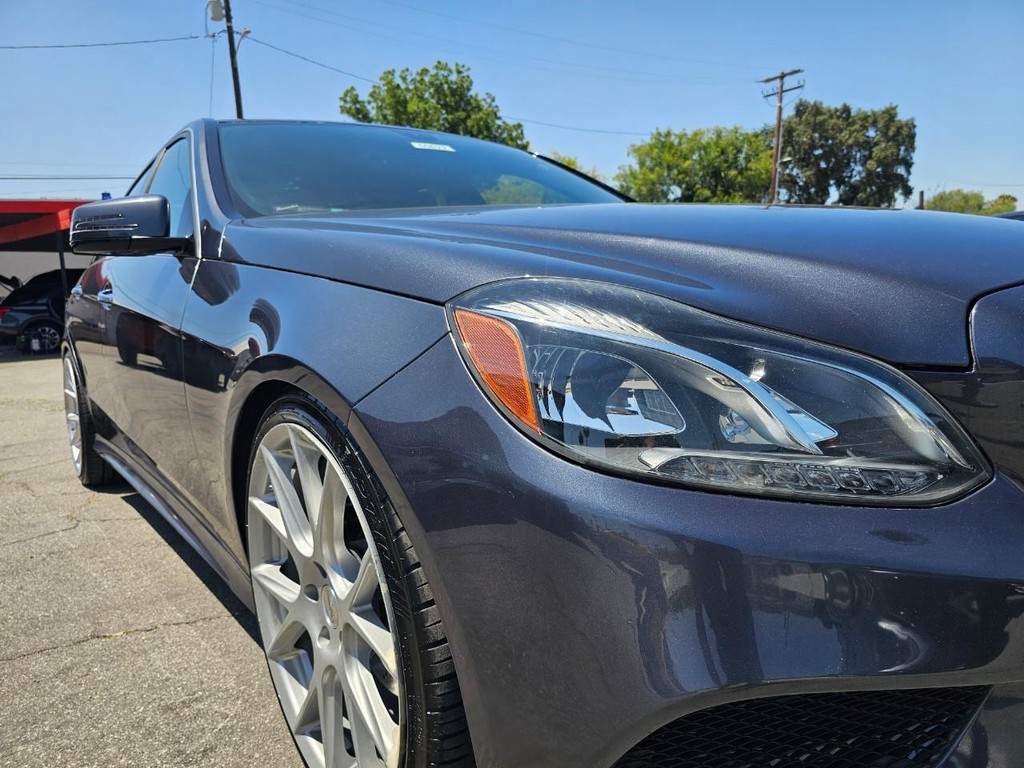 Mercedes-Benz E-Class Vehicle Full-screen Gallery Image 10
