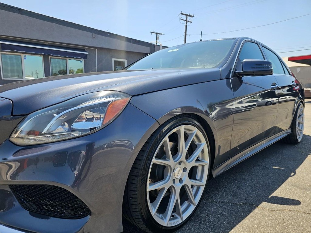Mercedes-Benz E-Class Vehicle Full-screen Gallery Image 11