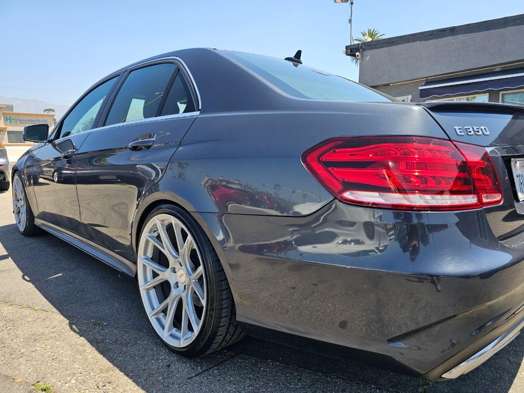 Mercedes-Benz E-Class Vehicle Full-screen Gallery Image 12