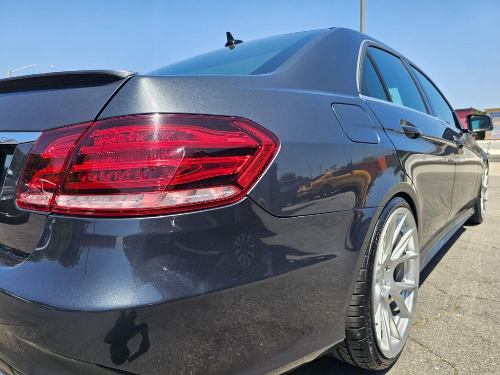 Mercedes-Benz E-Class Vehicle Full-screen Gallery Image 13