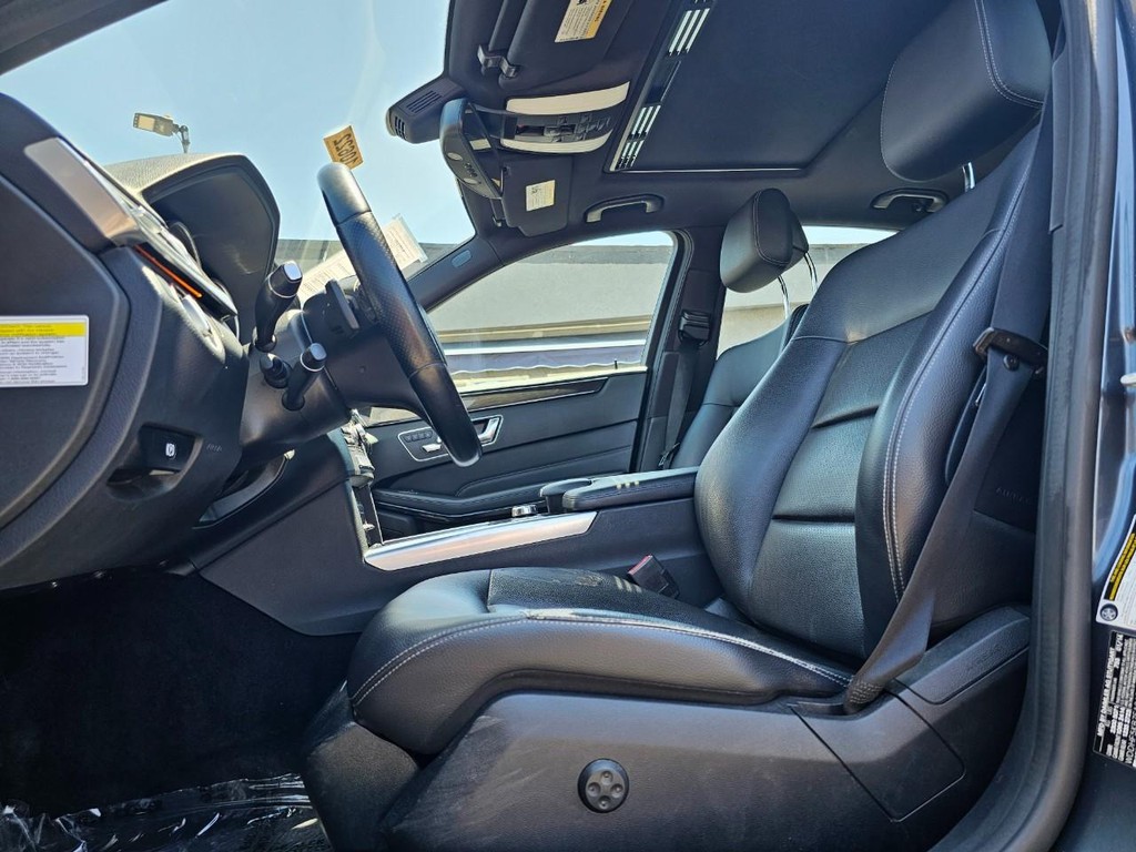 Mercedes-Benz E-Class Vehicle Full-screen Gallery Image 17