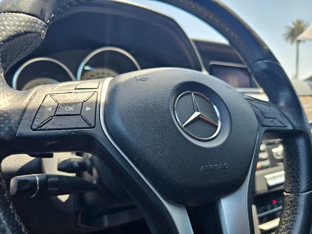 Mercedes-Benz E-Class Vehicle Full-screen Gallery Image 19