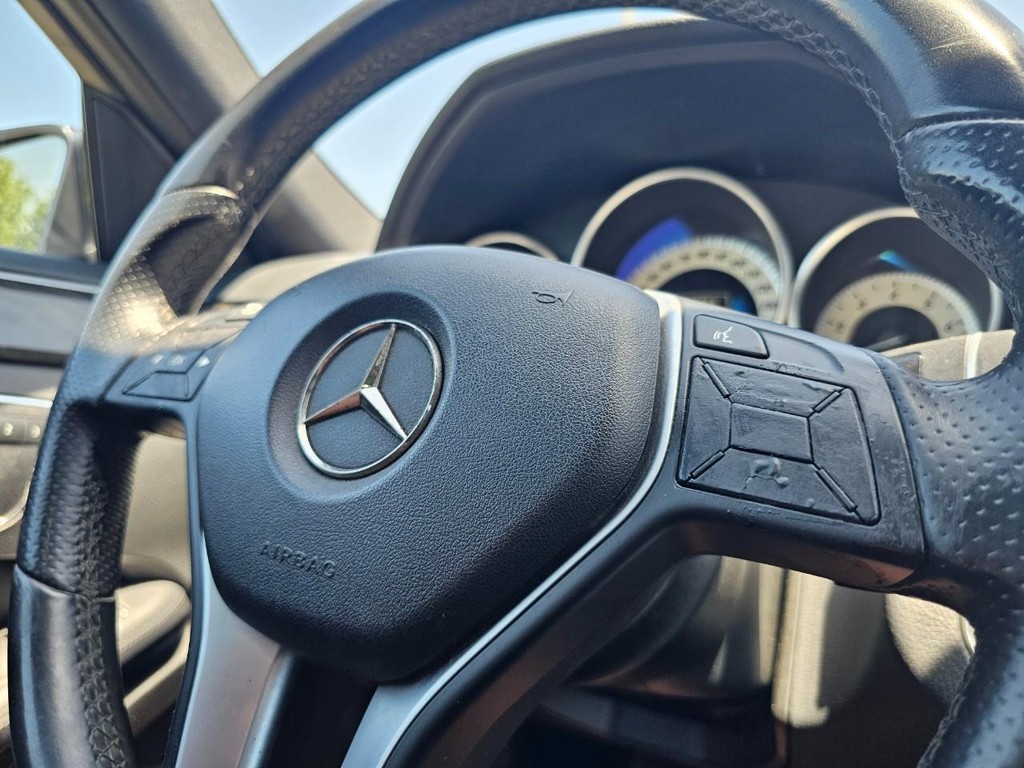 Mercedes-Benz E-Class Vehicle Full-screen Gallery Image 20