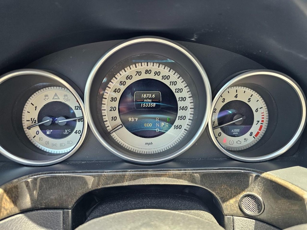 Mercedes-Benz E-Class Vehicle Full-screen Gallery Image 21