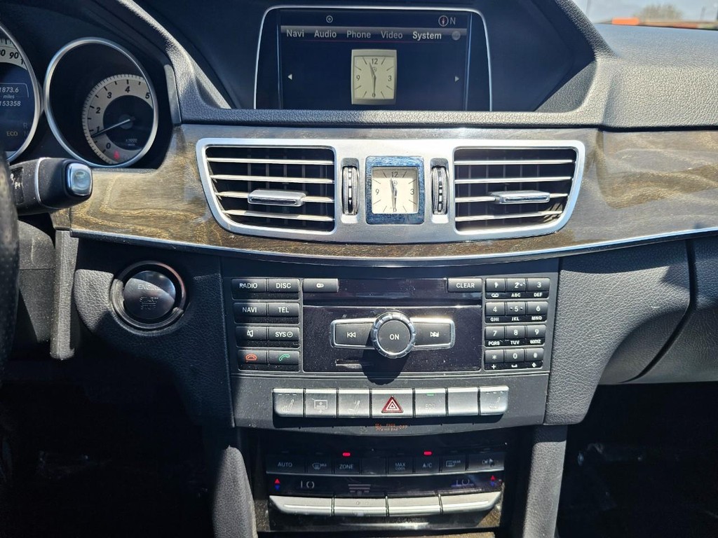 Mercedes-Benz E-Class Vehicle Full-screen Gallery Image 22
