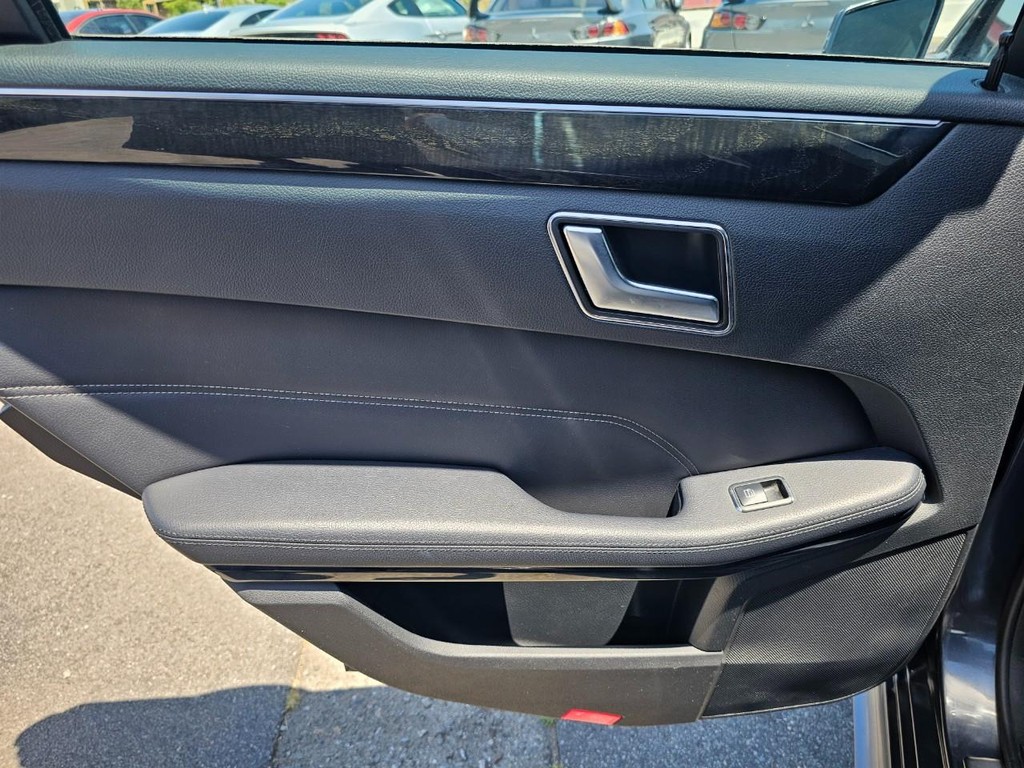 Mercedes-Benz E-Class Vehicle Full-screen Gallery Image 24
