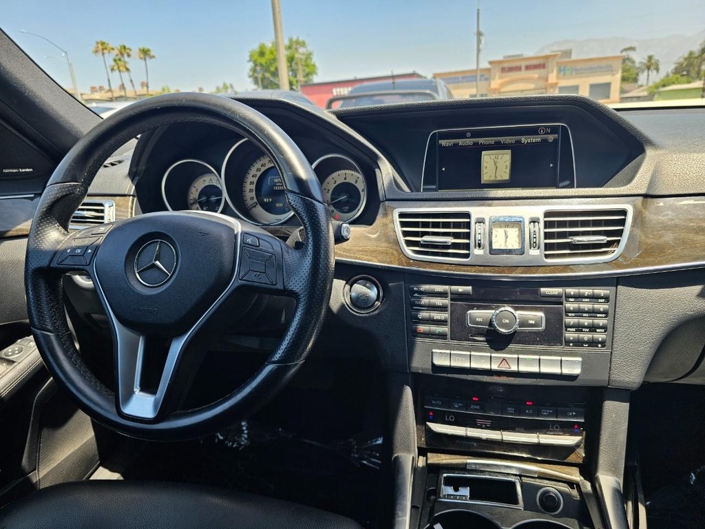 Mercedes-Benz E-Class Vehicle Full-screen Gallery Image 26