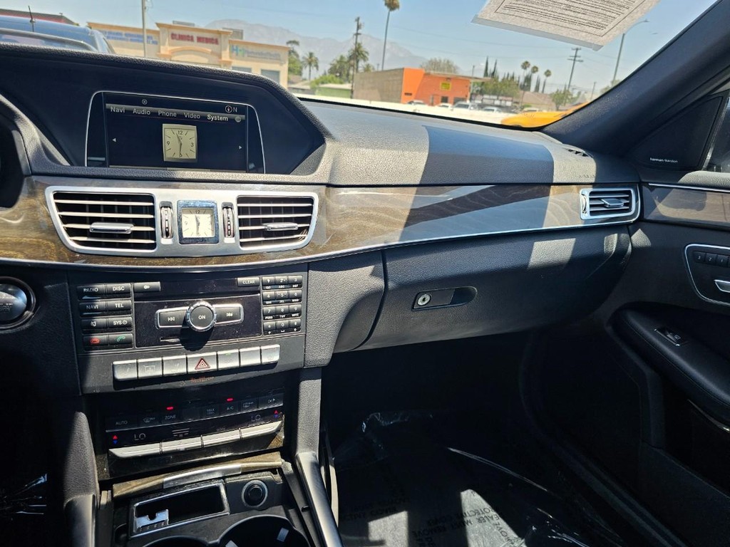 Mercedes-Benz E-Class Vehicle Full-screen Gallery Image 27