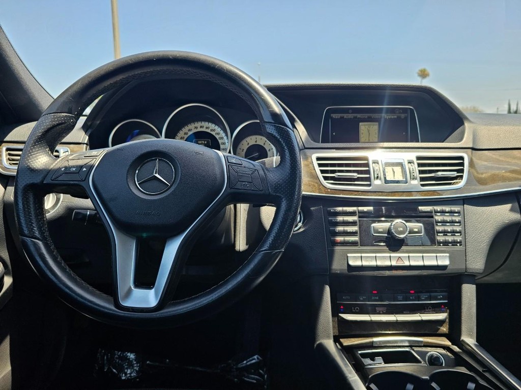 Mercedes-Benz E-Class Vehicle Full-screen Gallery Image 28