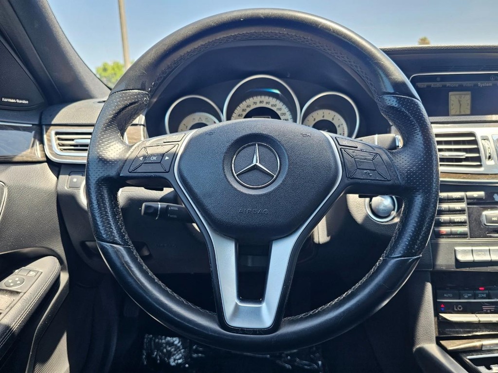 Mercedes-Benz E-Class Vehicle Full-screen Gallery Image 29