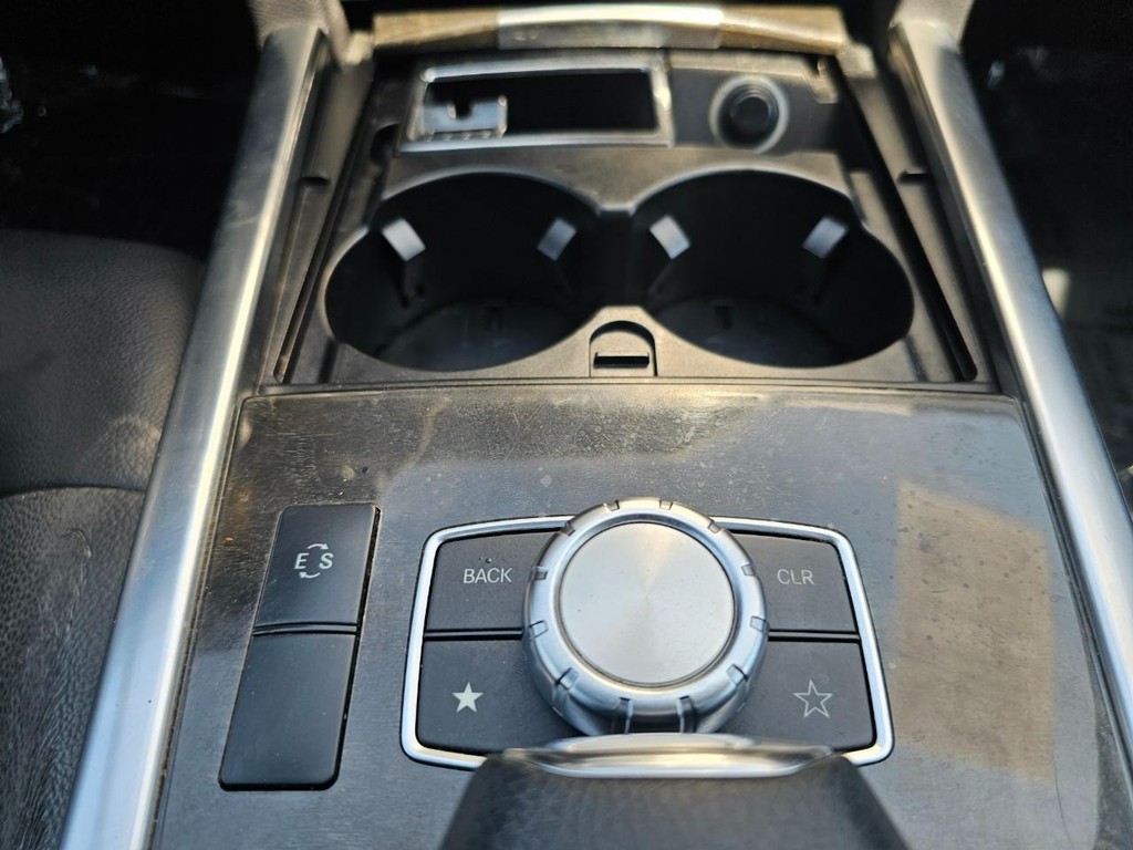 Mercedes-Benz E-Class Vehicle Full-screen Gallery Image 30