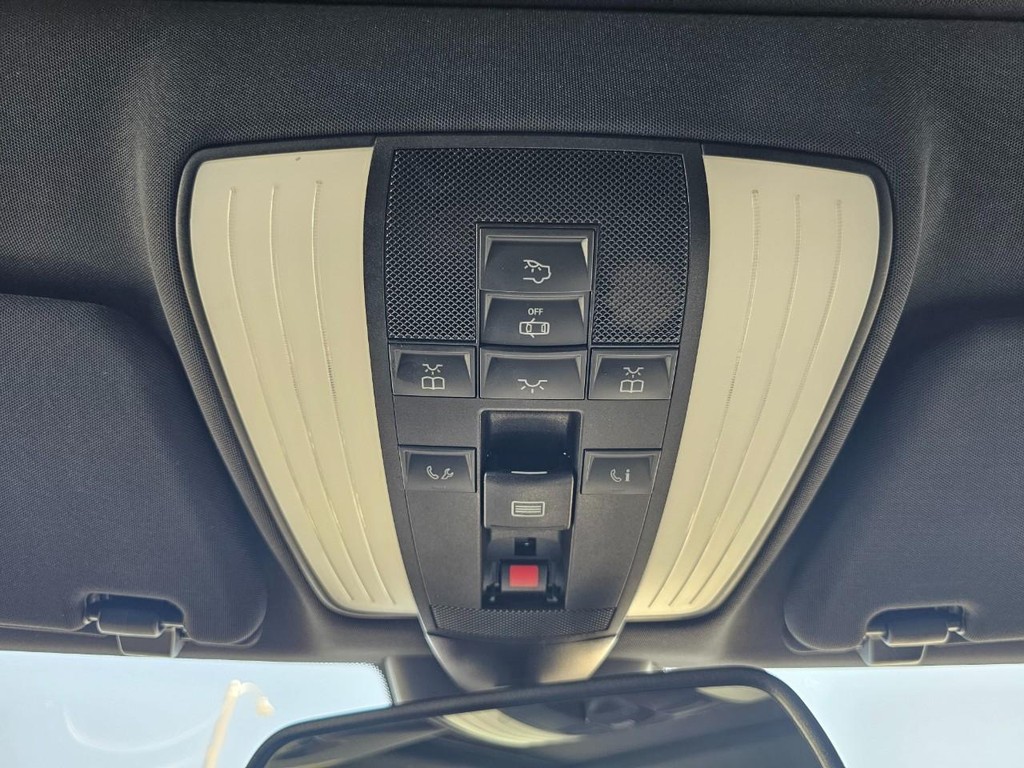 Mercedes-Benz E-Class Vehicle Full-screen Gallery Image 31