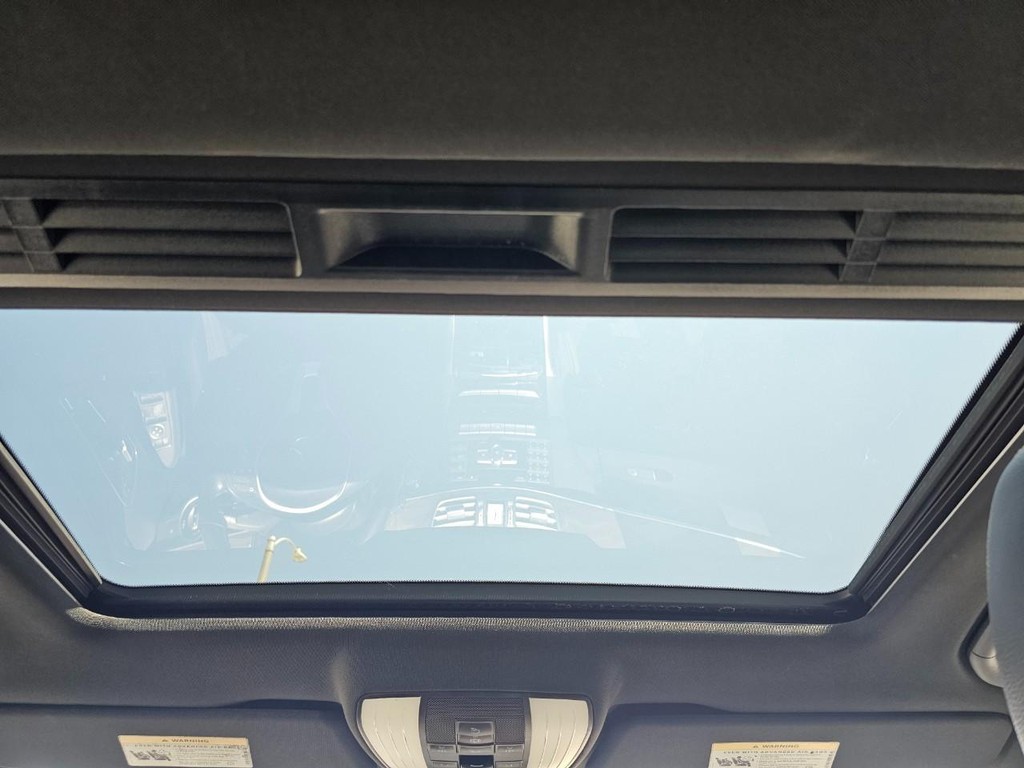 Mercedes-Benz E-Class Vehicle Full-screen Gallery Image 32
