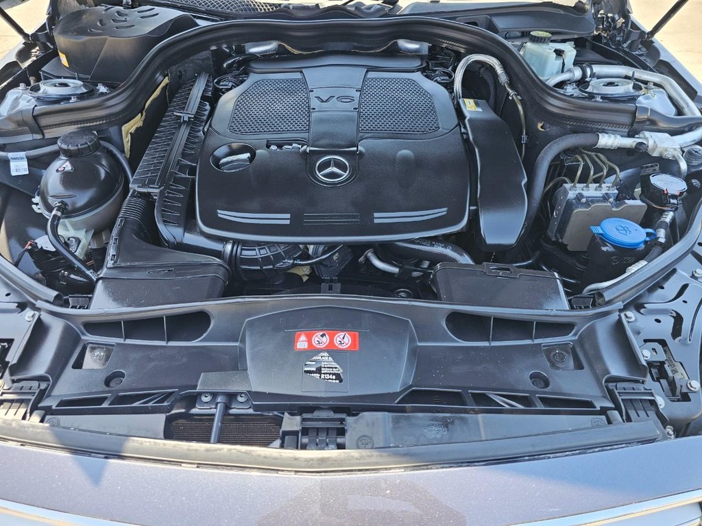 Mercedes-Benz E-Class Vehicle Full-screen Gallery Image 34