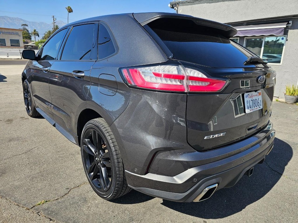 Ford Edge Vehicle Full-screen Gallery Image 3