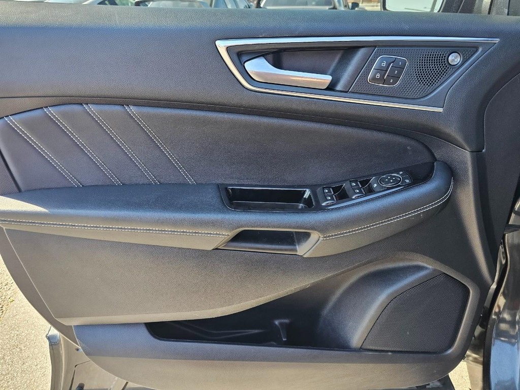 Ford Edge Vehicle Full-screen Gallery Image 17
