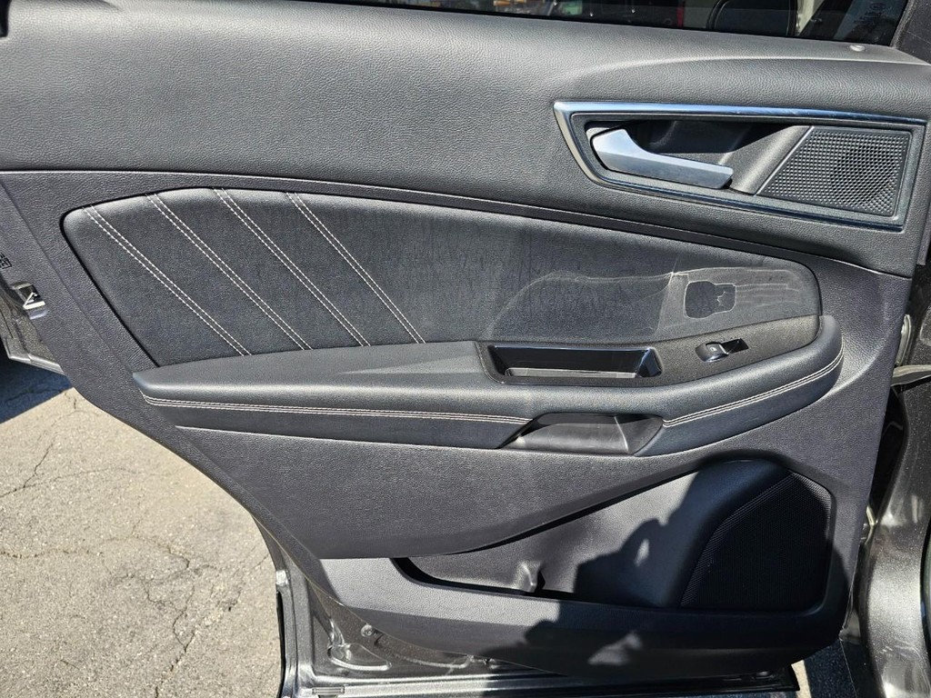 Ford Edge Vehicle Full-screen Gallery Image 25