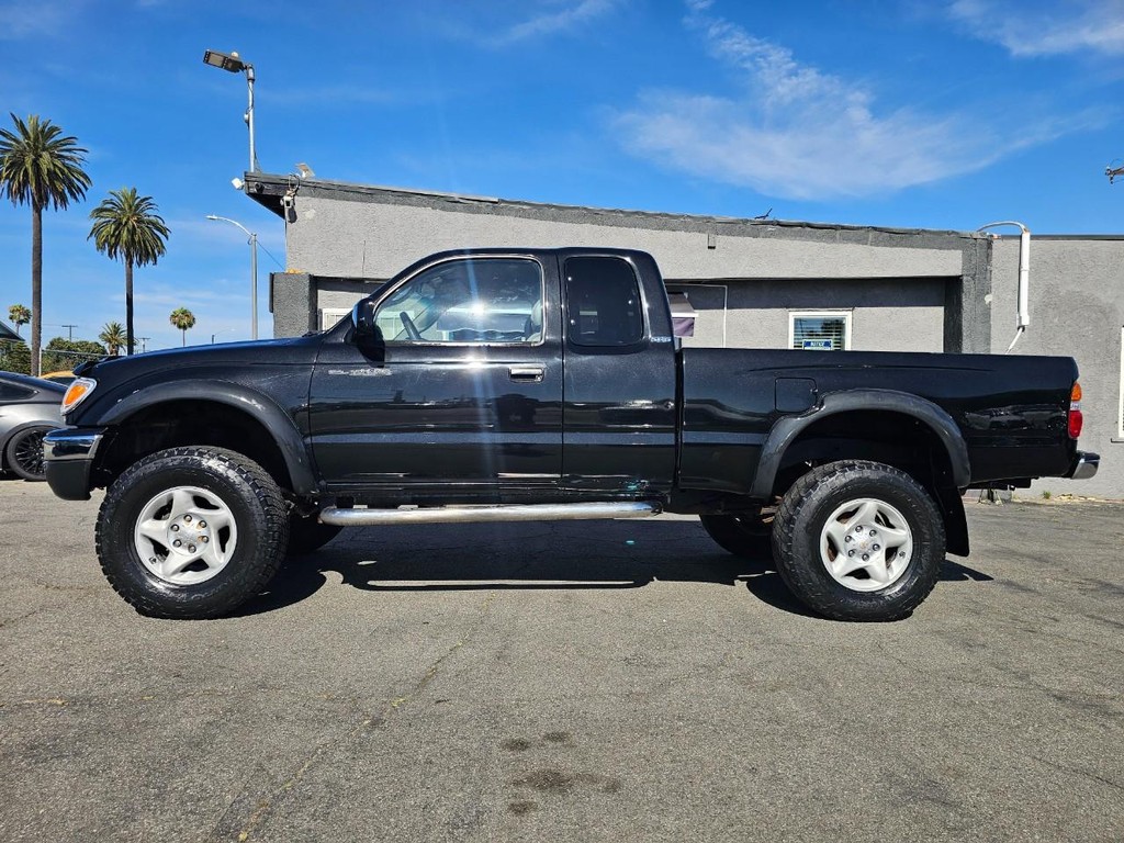 Toyota Tacoma Vehicle Full-screen Gallery Image 2