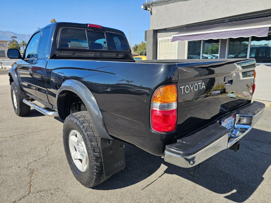 Toyota Tacoma Vehicle Full-screen Gallery Image 3