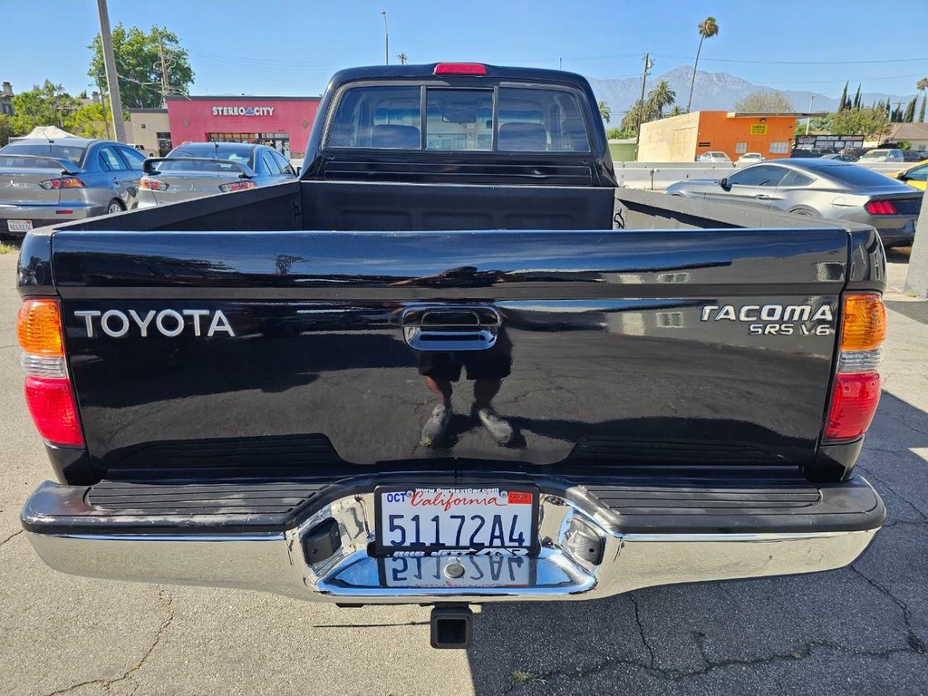Toyota Tacoma Vehicle Full-screen Gallery Image 4