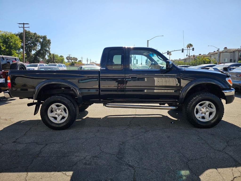 Toyota Tacoma Vehicle Full-screen Gallery Image 6