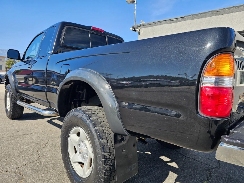 Toyota Tacoma Vehicle Full-screen Gallery Image 11