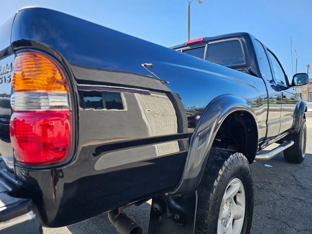Toyota Tacoma Vehicle Full-screen Gallery Image 12