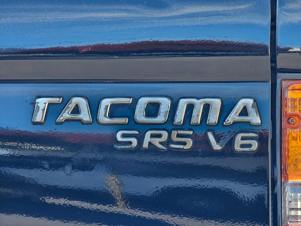 Toyota Tacoma Vehicle Full-screen Gallery Image 13
