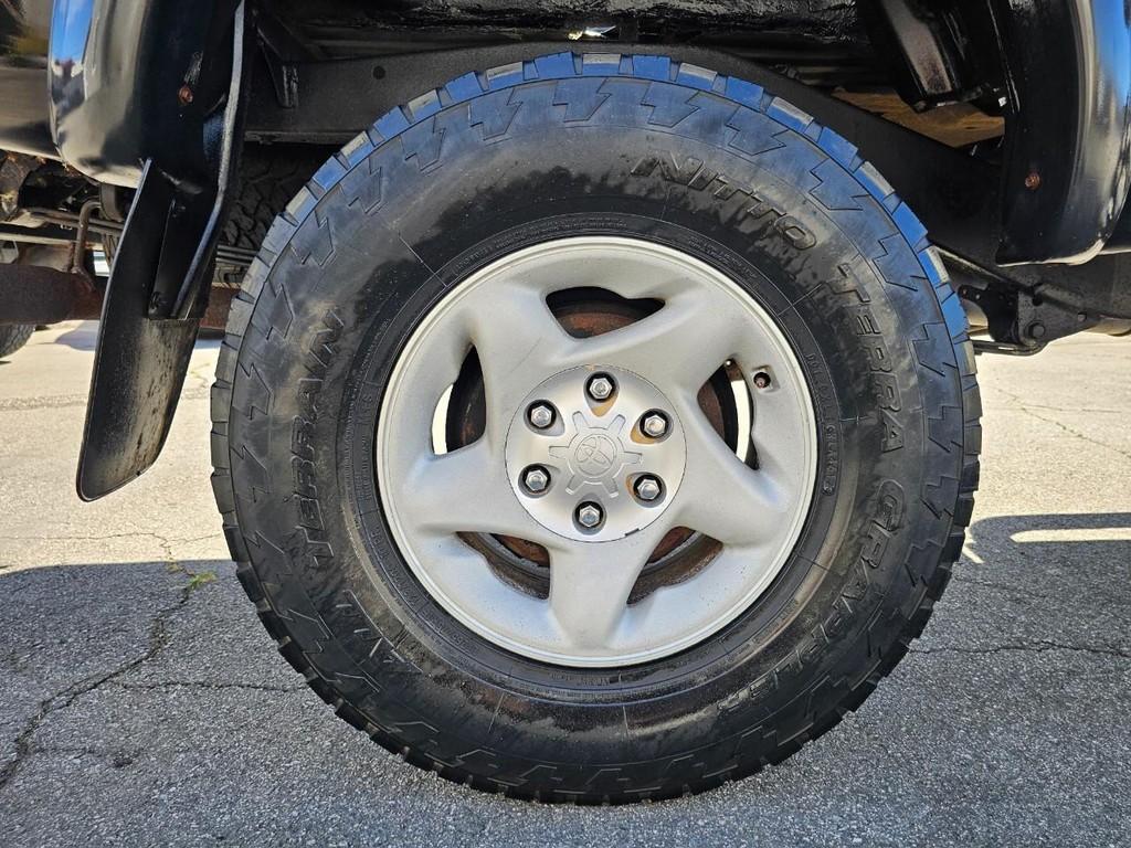 Toyota Tacoma Vehicle Full-screen Gallery Image 15