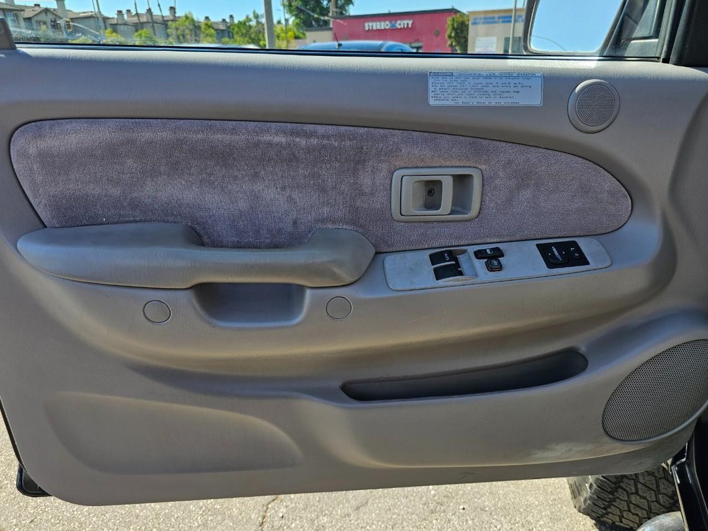 Toyota Tacoma Vehicle Full-screen Gallery Image 16