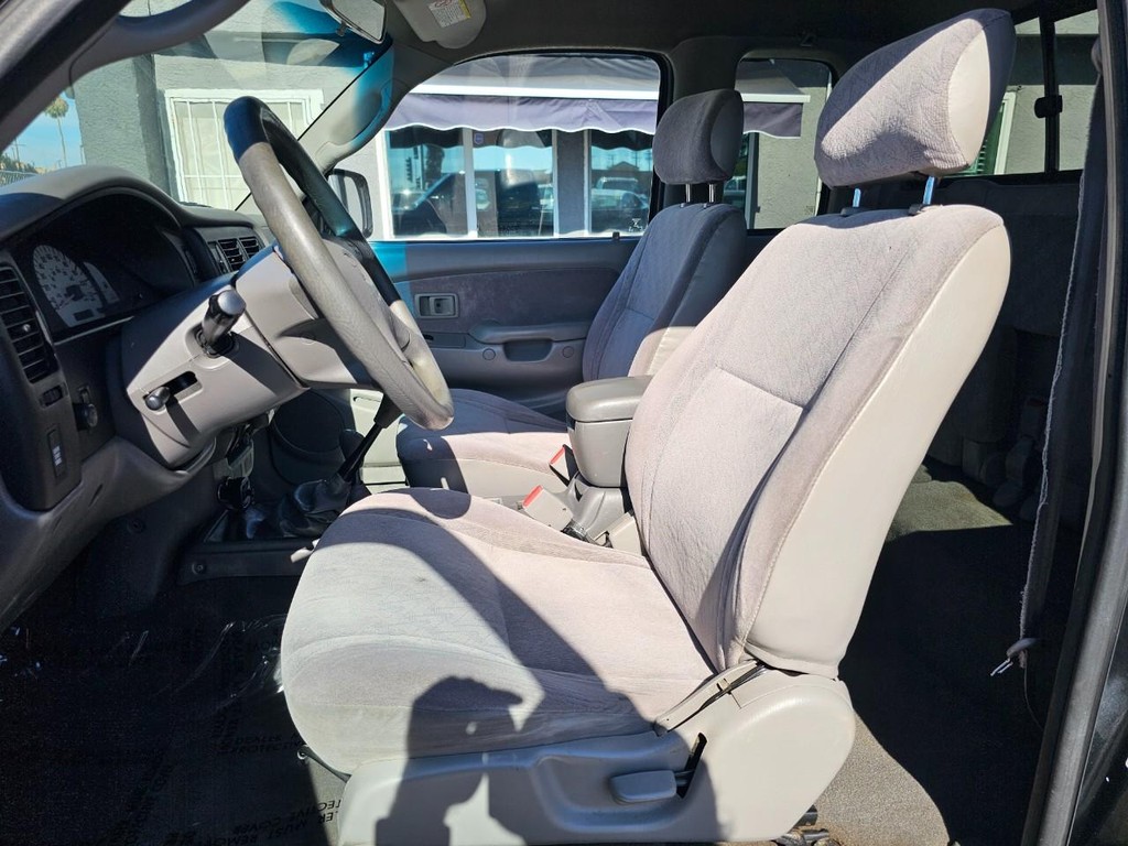 Toyota Tacoma Vehicle Full-screen Gallery Image 17
