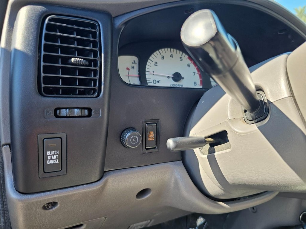 Toyota Tacoma Vehicle Full-screen Gallery Image 18